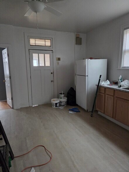 Kitchen - 7926 S Paxton Ave