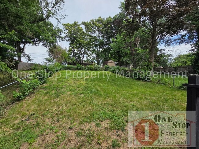 Building Photo - 3 Bedroom 1.5 Bathroom Duplex with 1 car garage in North Kansas City