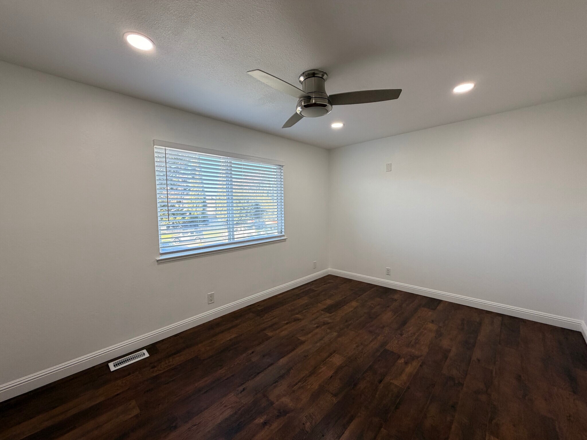 Building Photo - 5532 Spinnaker Dr