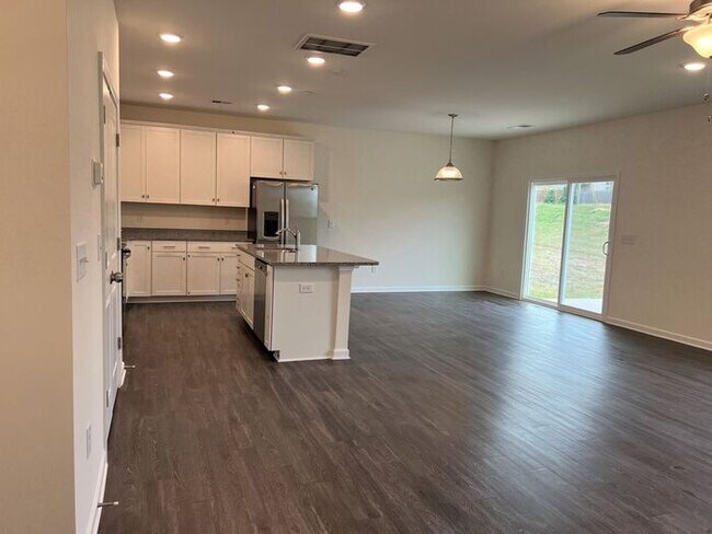 Building Photo - Available NOW – 3 Bedroom, 2.5 Bath Home in Roebuck, SC- $1,000 off First Full Months' Rent!