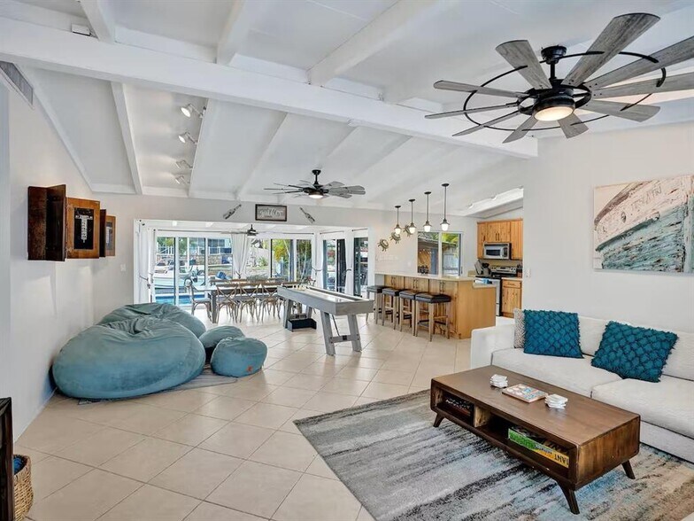 Building Photo - 2525 Gulfstream Ln