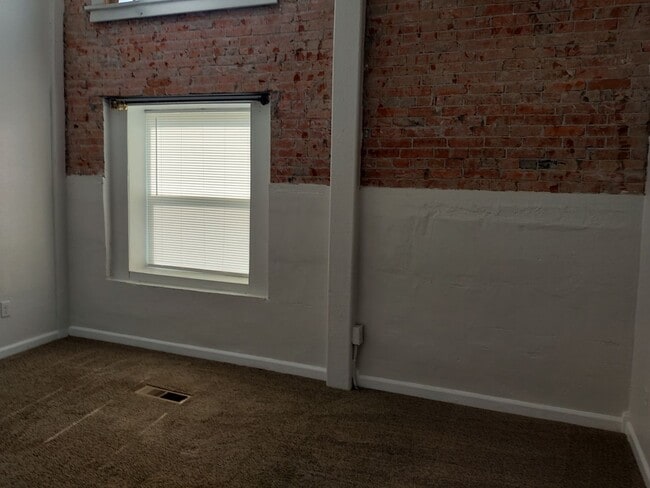 Building Photo - r221-7