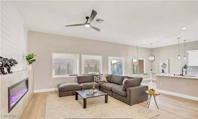 Building Photo - 2608 Desert Sands Dr