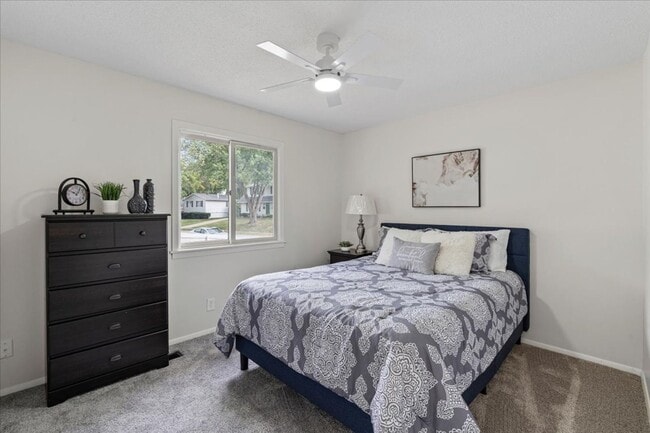 Building Photo - 4 bed/2bath in Bettendorf, IA