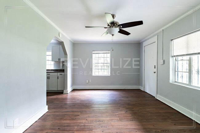 Building Photo - Beautiful Renovated 3 Bedroom/1 Bathroom H...