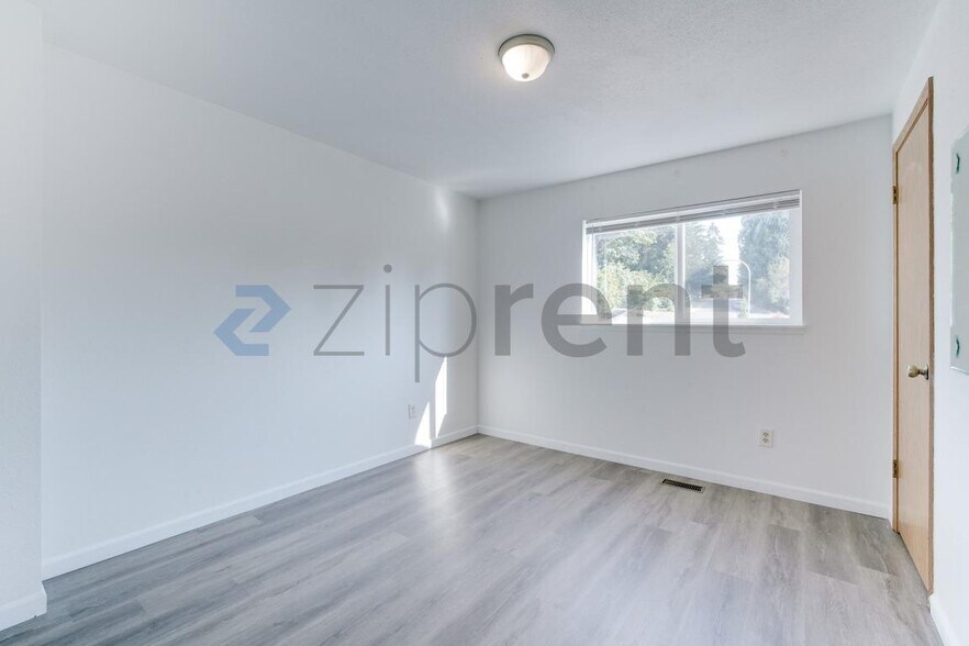 Building Photo - Unit