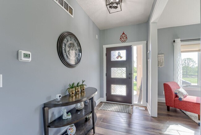 Building Photo - Spacious & Stylish 6-Bedroom Home in North...