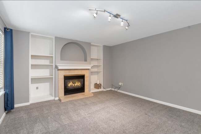 Building Photo - Charming 6 beds 3 baths in Denver!