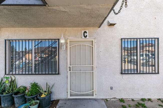 Building Photo - Charming 2-Bedroom Unit in a Well-Maintained 4-Plex!