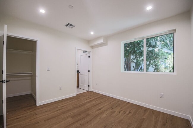Building Photo - Ultra-Luxury Brand New 2 bed/2.5 bath and ...