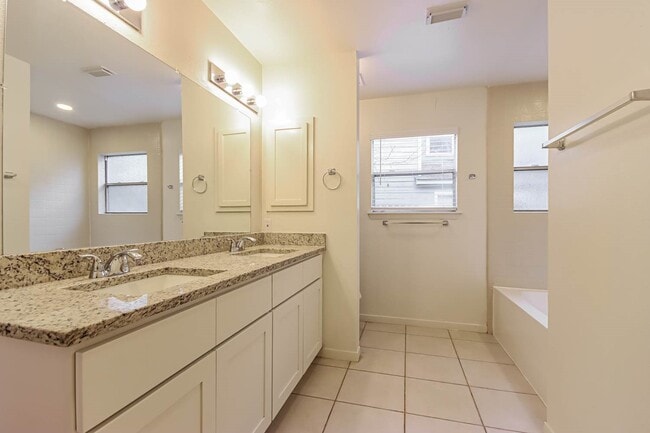 Building Photo - 10 Shallow Pond Pl