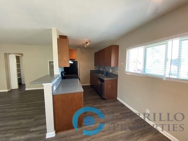 Building Photo - 4774 Mansfield St