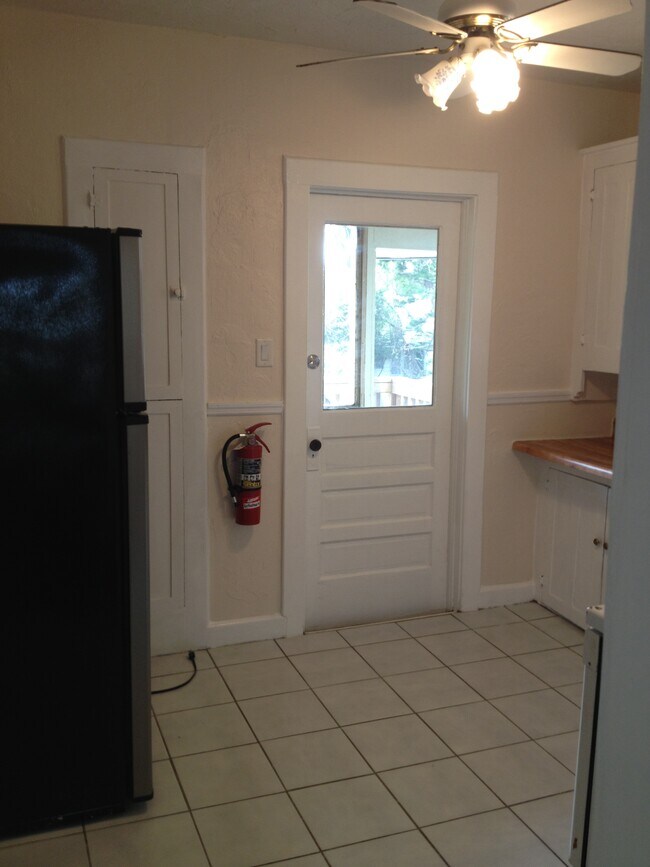 Building Photo - 418 Goodall Ave