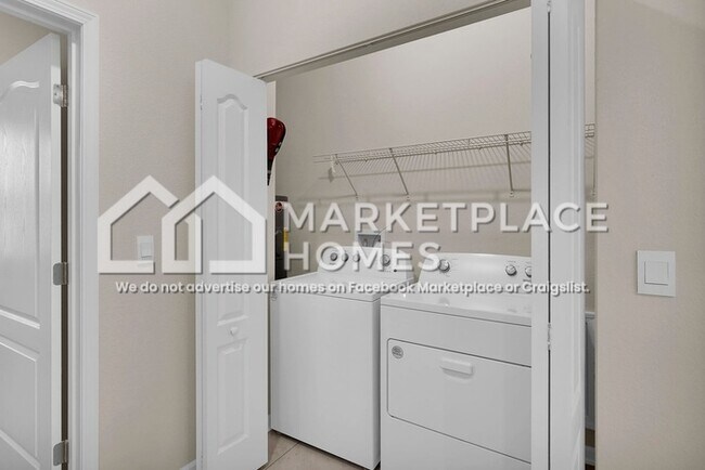 Building Photo - 3996 Vlg Vw Ln