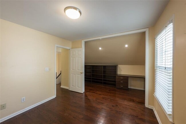 Building Photo - 2433 Gablewood Dr NE