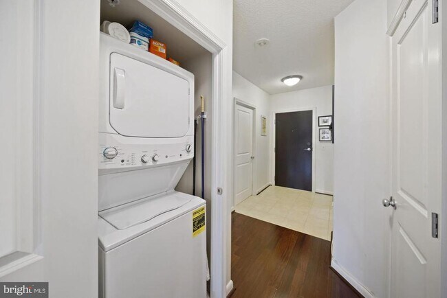 Building Photo - 851 N Glebe Rd