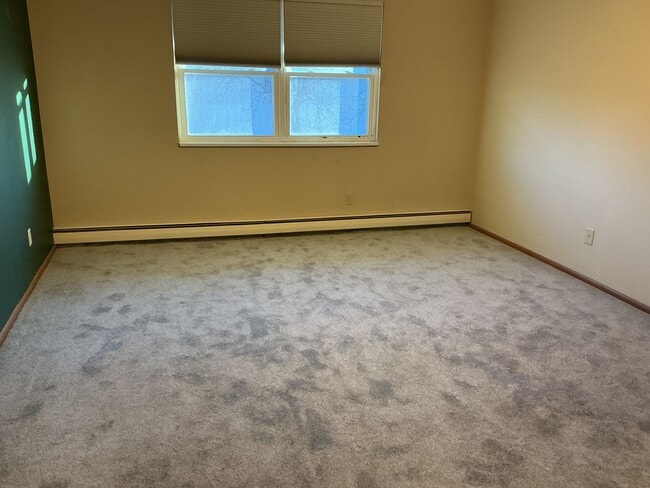 Building Photo - Spacious 2BR/1.5BA 2nd Floor Apartment in Brown Deer – Heat & Hot Water Included, Pool & Undergro...