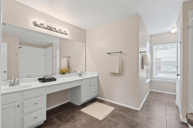 Building Photo - 6505 Tara Ln