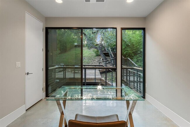 Building Photo - 1327 Bonham Terrace