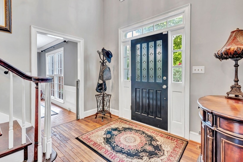 Front foryer. - 4250 Edgewater Ct NW