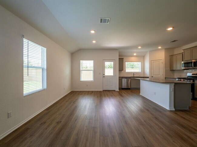 Building Photo - 702 Silver Springs Bend