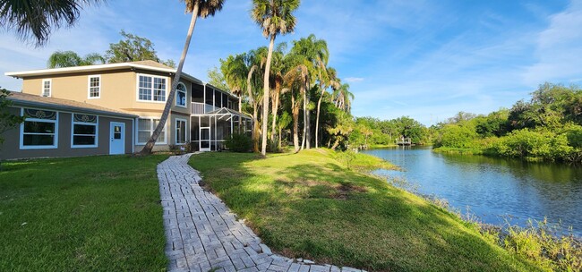 Building Photo - 2 Bedroom, 3 Bathroom House in Bradenton