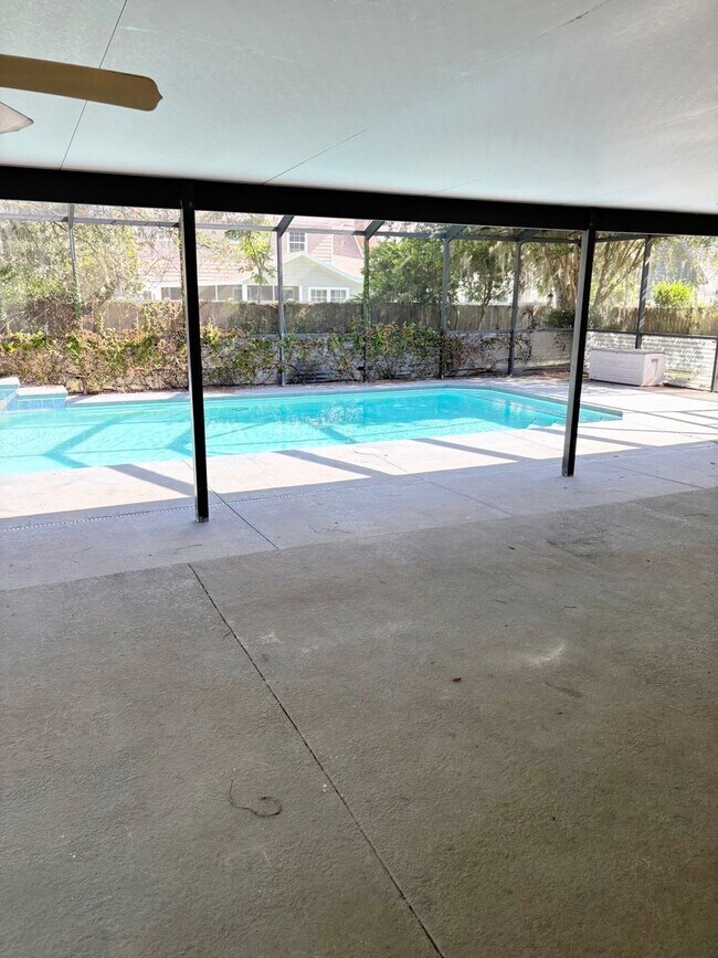 Building Photo - Pool Home in Desired SE Ocala