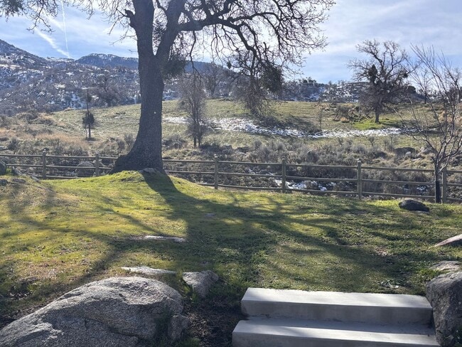 Building Photo - Beautiful Stallion Springs Home With A View!