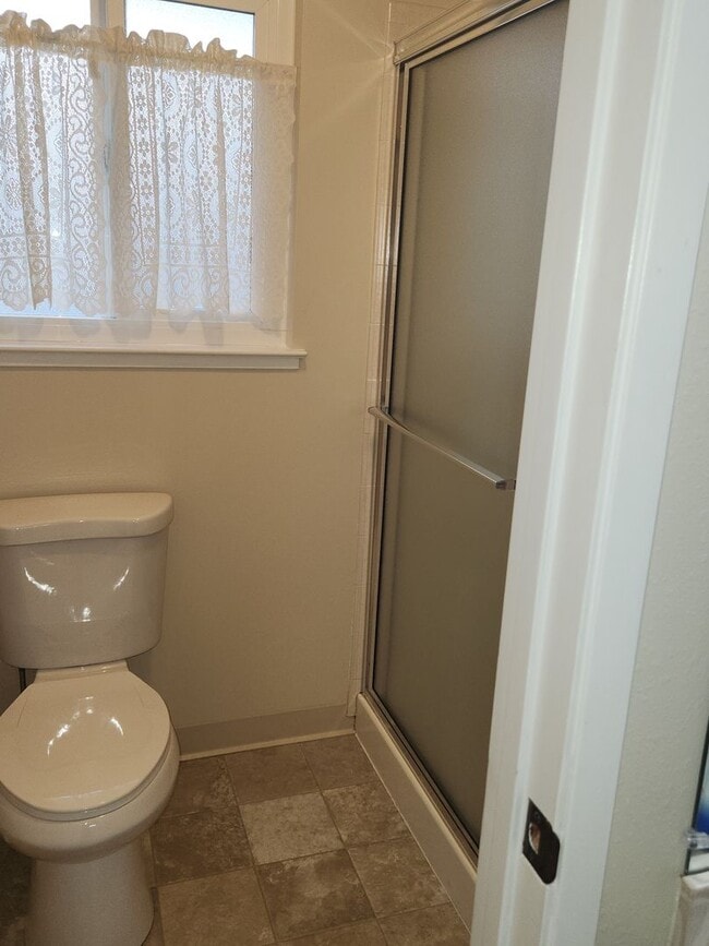 Building Photo - Very nice home w/CENTRAL AIR CONDITIONING ...