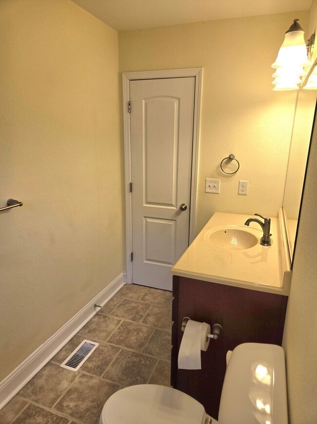 Building Photo - Beautiful Move-In Ready Single Family Home!