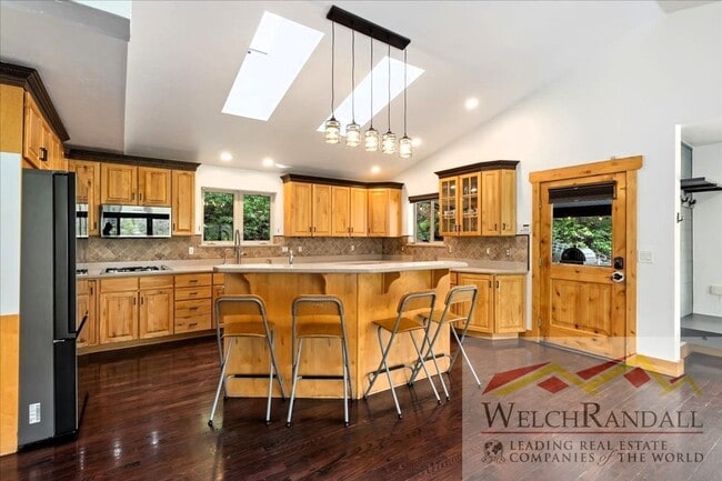 Building Photo - Stunning Emigration Canyon Home - Spacious...