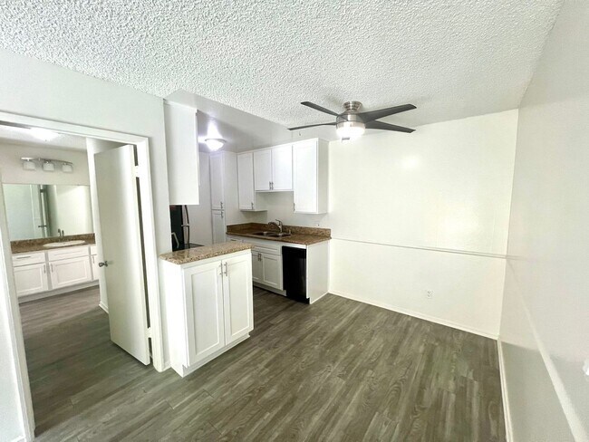 Building Photo - One Bedroom with Pool View - One Month Free!