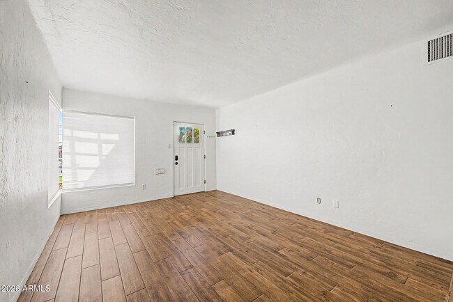 Building Photo - 1326 E Palm Ln