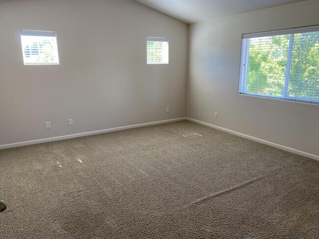 Building Photo - 3395 SE Meadowview Way