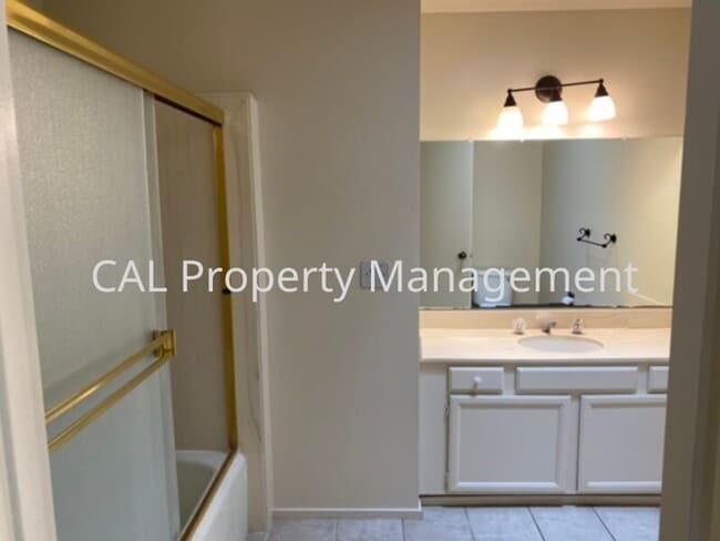 Building Photo - 2 Bed/ 2 Bath Condominium Coming Soon!