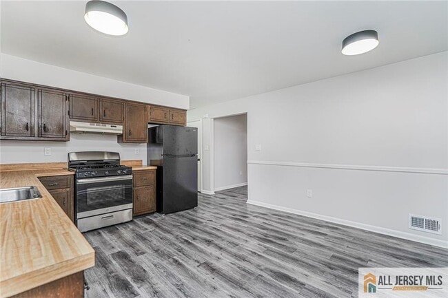 Building Photo - 1036 Apache St