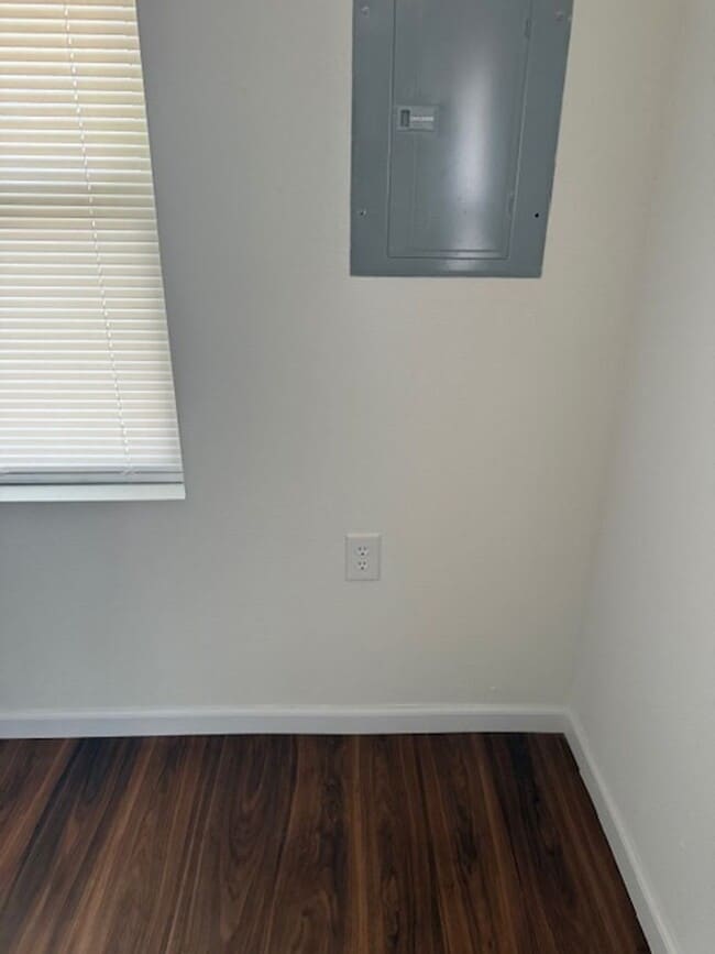 Building Photo - 15 Bluff Ct