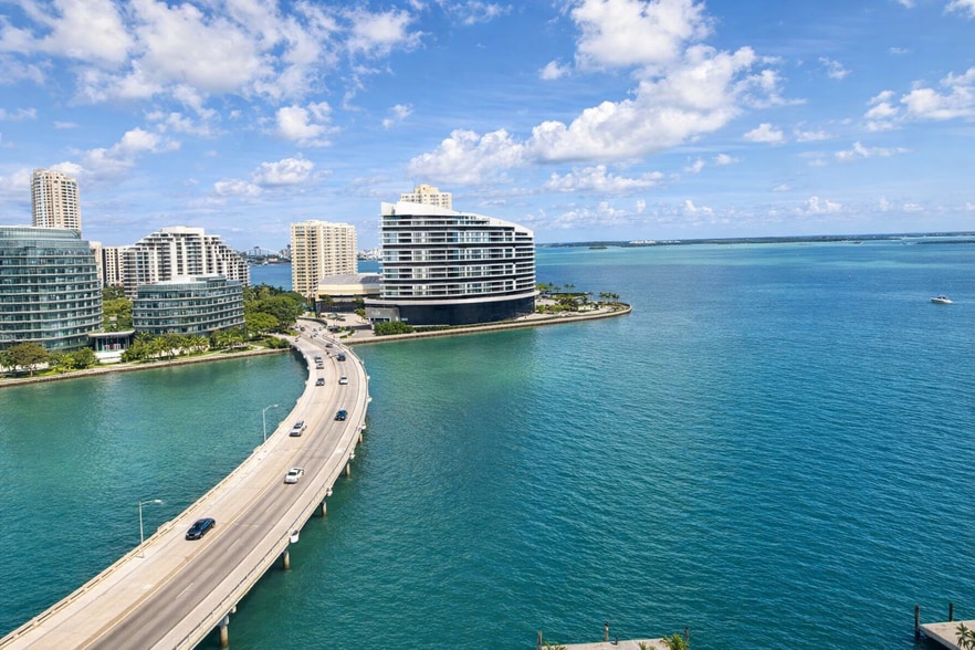 Building Photo - 905 Brickell Bay Dr