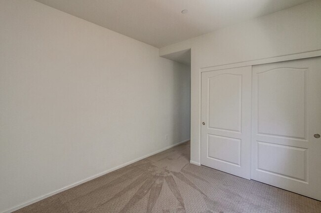 Building Photo - Beautiful Sky Ranch home with Spectacular Views!