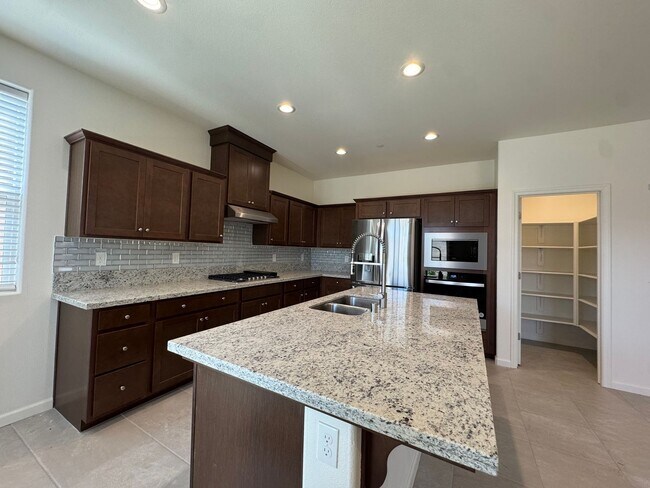 Building Photo - 1267 Las Rosas Ave
