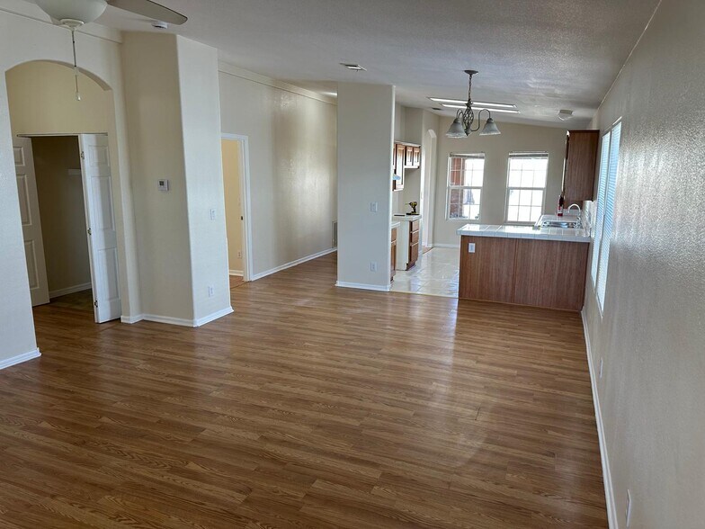 Building Photo - 2308 Rangeview Dr