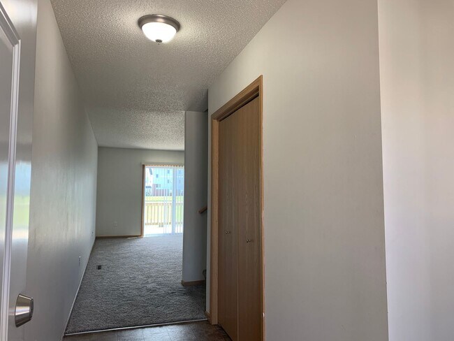 Building Photo - Spacious 4 Bedroom Townhome in Great Neigh...