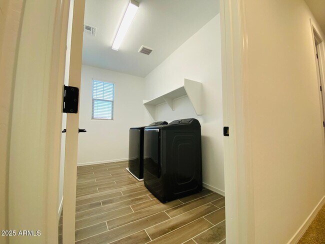 Building Photo - 9025 W Denton Ln