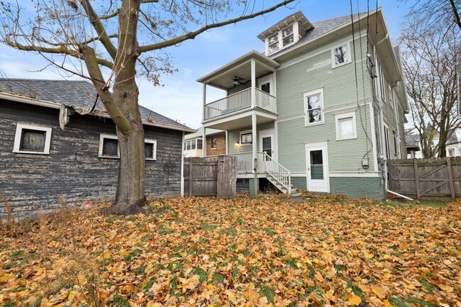 Building Photo - Historic 3 bedroom upper