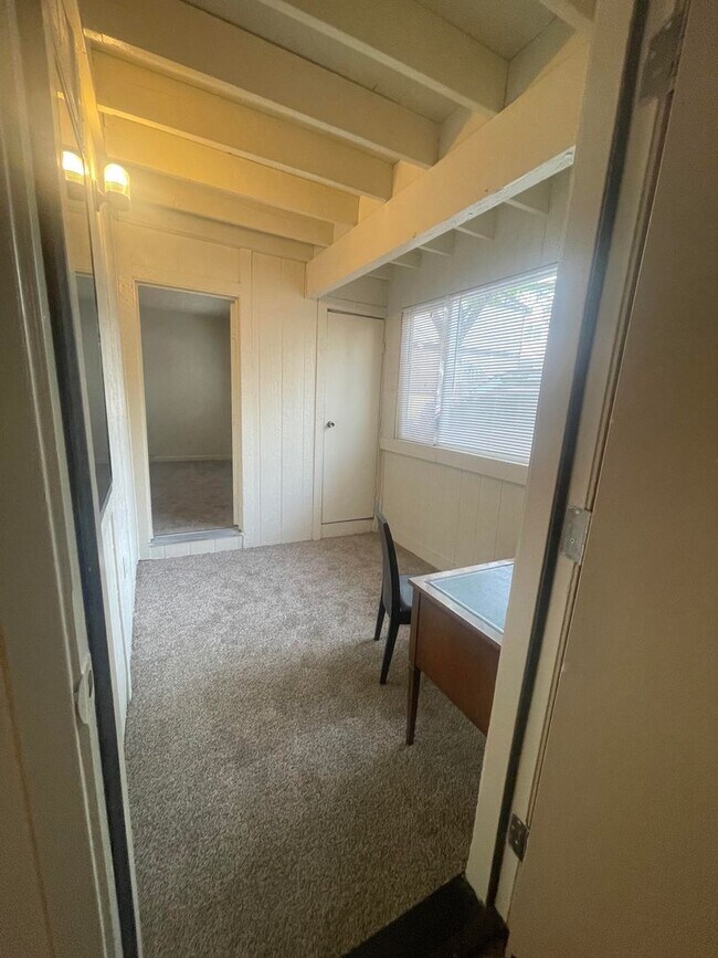 Building Photo - READY NOW! 2 bed / 2 Bath near UNR!