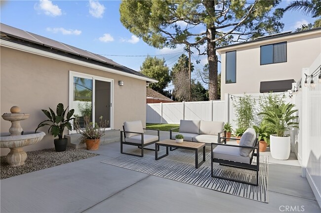 Building Photo - 11147 Hortense St