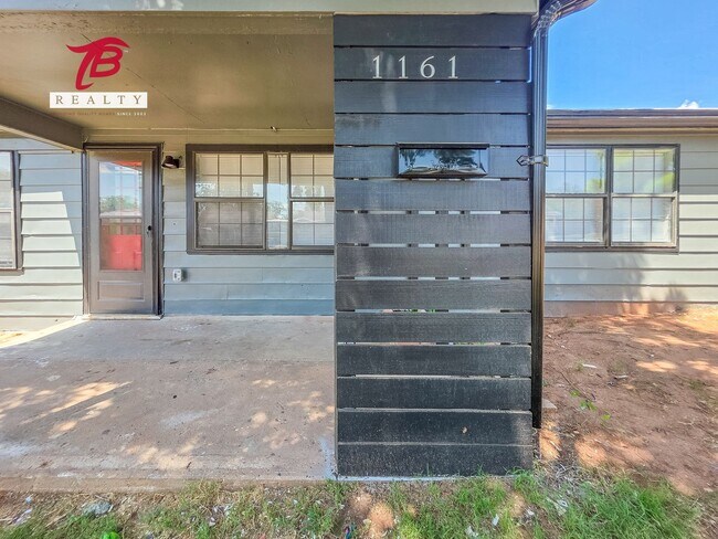 Building Photo - Charming and Newly Renovated 4-Bedroom Hom...