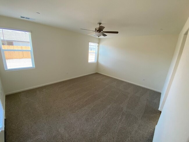 Building Photo - Gorgeous NEWER home between Tulare and Vis...