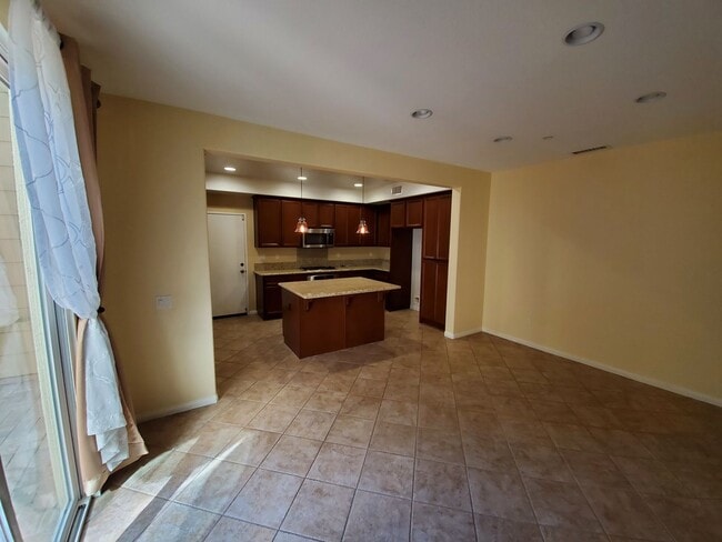 Building Photo - Spacious 4 Bedroom 3 Bath Two Story Riverp...