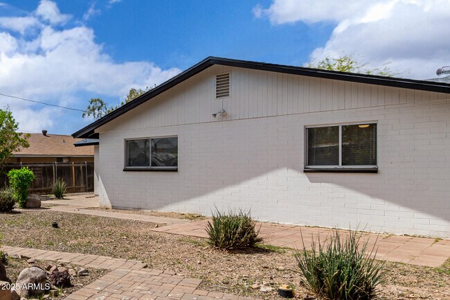 Building Photo - 1985 S Plaza Dr